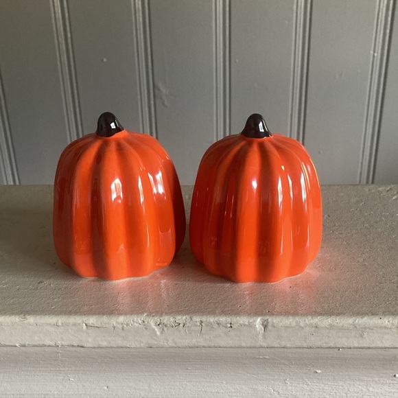 NWT- Set of 2- Vibrant Orange Pearl Glazed Porcelain Pumpkin Decorations - Picture 16 of 17